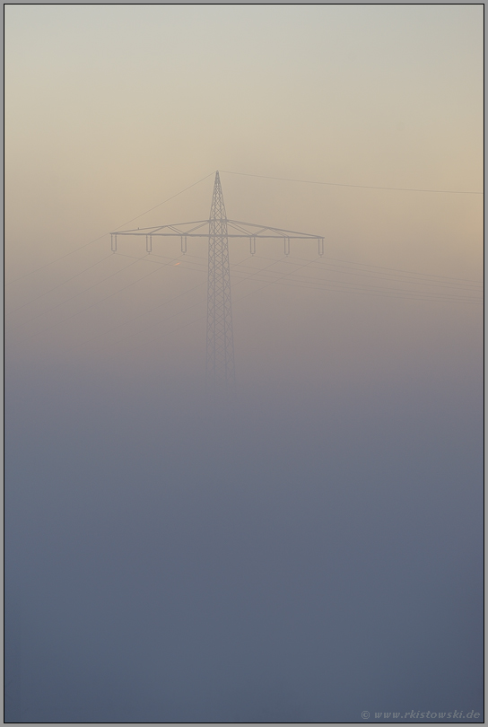 dichter Nebel... Strommast *Nordrhein-Westfalen* über Wiesen und Feldern