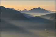 Feierabend... Bergwelt *Alpen*, Gleitschirmflieger im letzten Licht des Tages